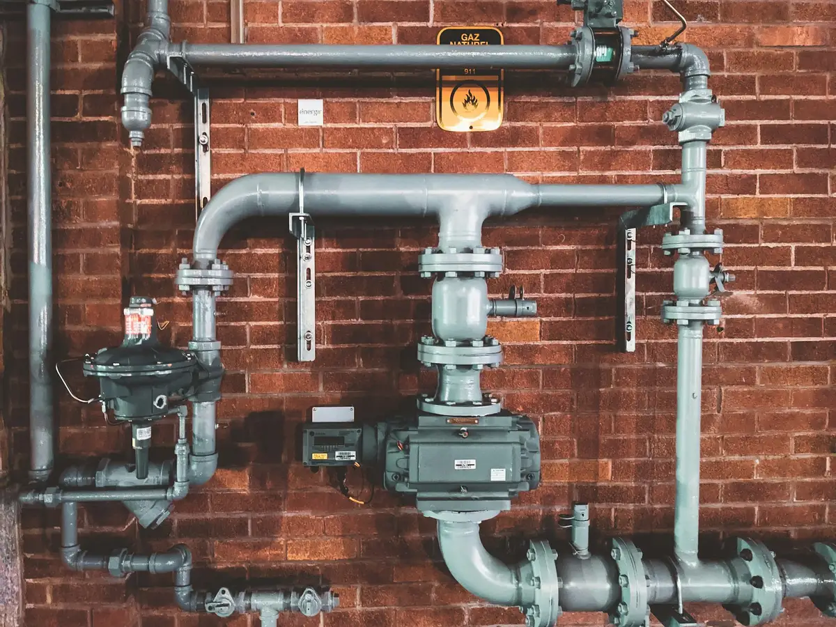 Chaudière murale au gaz dans une chaufferie à Bruxelles